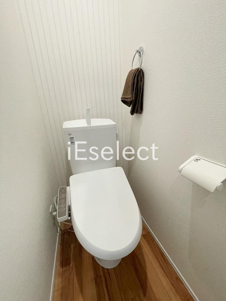 トイレ　温水洗浄便座付きのトイレです?