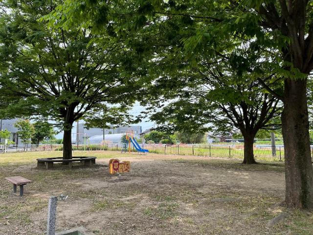 その他　梅見台二丁目公園まで1 300ｍ