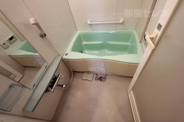 バス・シャワールーム　浴槽の色もオシャレです。もちろん追い炊き付き