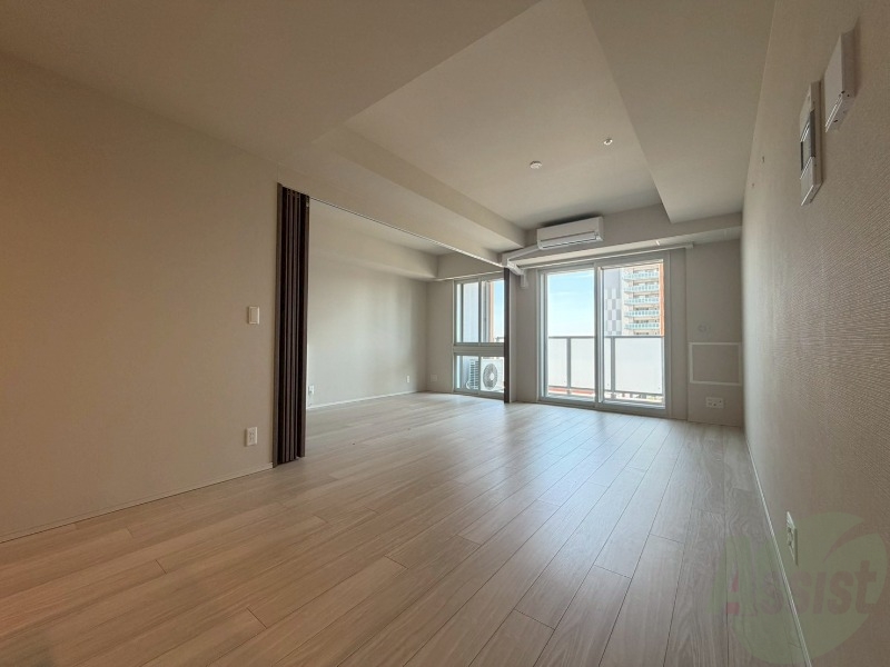 居室・リビング　木目のフローリングは落ち着きのある印象のお部屋になりますね。