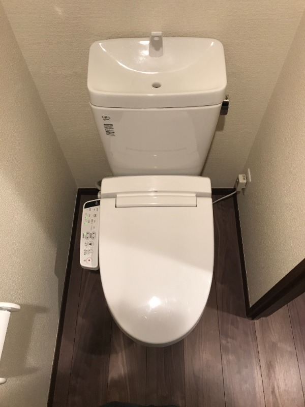 トイレ　落ち着いた色調のトイレです