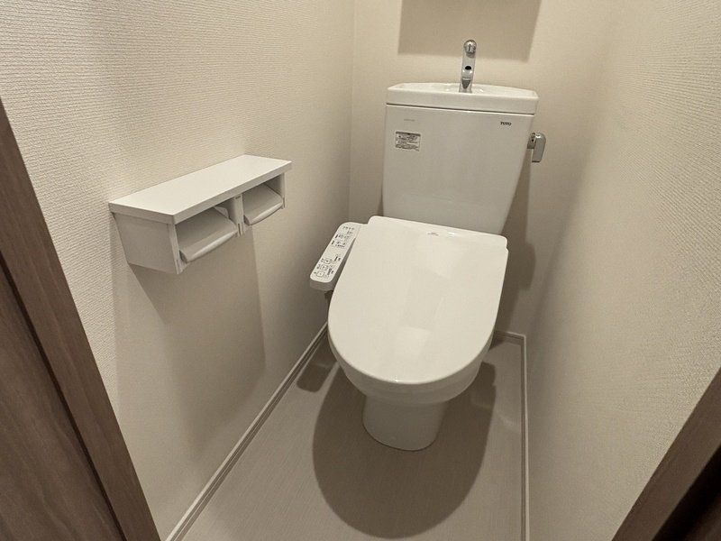 トイレ　※写真は間取り反転タイプの別のお部屋です