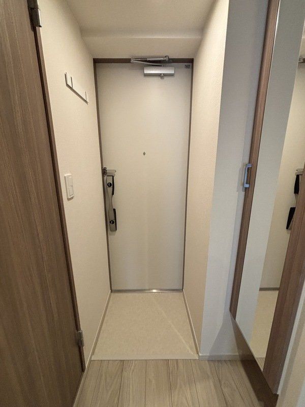 玄関　※写真は間取り反転タイプの別のお部屋です