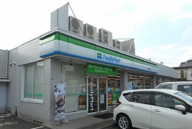 コンビニ　ファミリーマート（コンビニ）まで300m