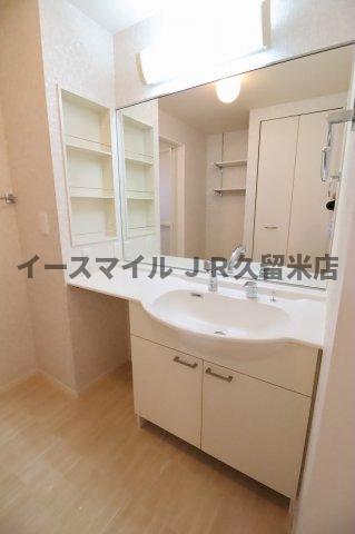 洗面設備　独立洗面台、小物を置くことができて便利です