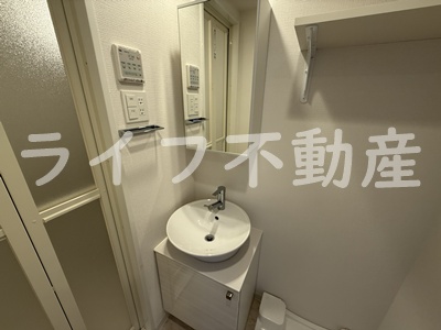 洗面設備　独立洗面台、小物を置くことができて便利です