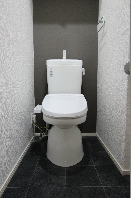 トイレ　シックな雰囲気を醸し出すトイレでくつろぎの空間を。