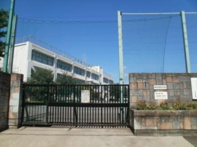 小学校　日野市立日野第三小学校（小学校）まで796m