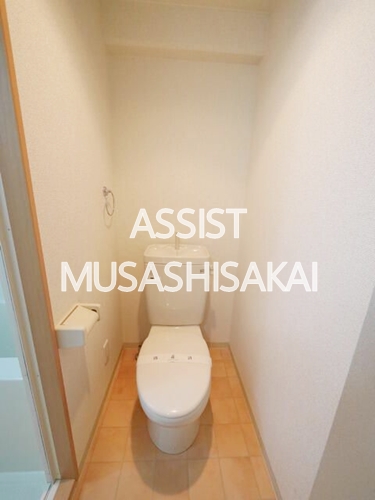 トイレ　写真：設備同仕様の別号室です