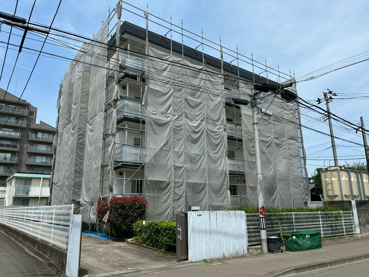 建物外観　外壁塗装工事中