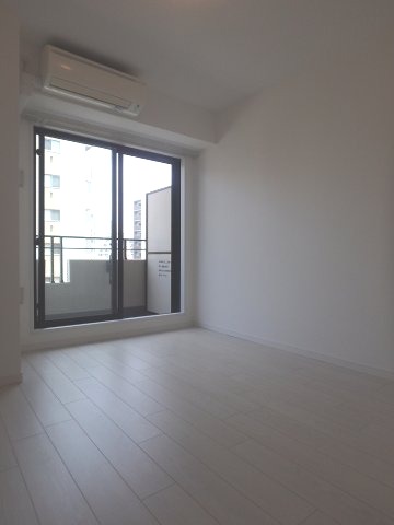 居室・リビング　「白色色の床材を使用したお部屋です」