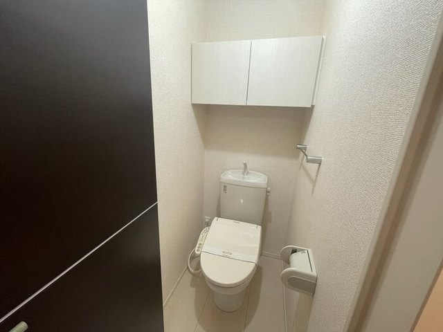トイレ　※写真は１０１号室のものです（同タイプ）。
