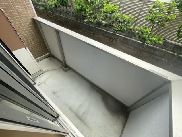 バルコニー　※写真は１０１号室のものです（同タイプ）。