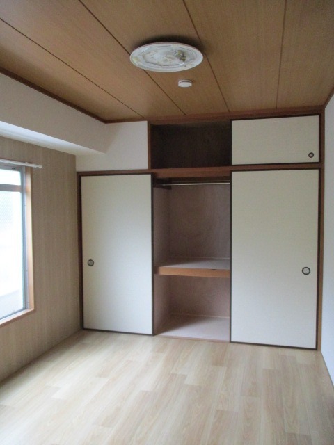その他部屋・スペース　落ち着いた色調の寝室です