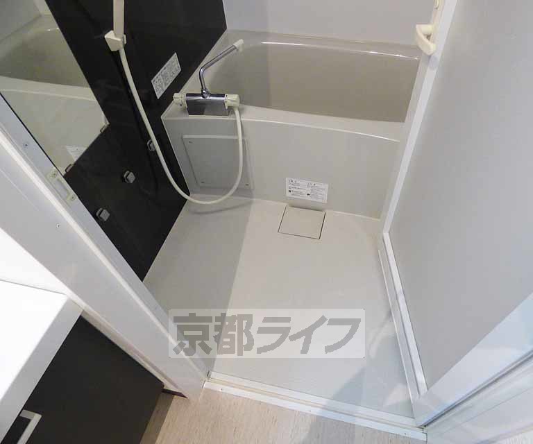 バス・シャワールーム　広々とした浴室です。