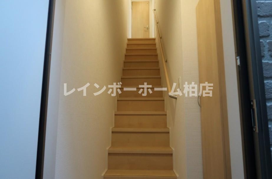 その他部屋・スペース　玄関からの階段です