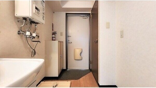 玄関　※写真は４階同号室です。