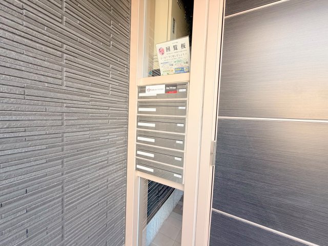 ロビー　ロビーにある各部屋毎のメールボックス。