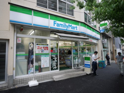 コンビニ　ファミリーマート　湯島三丁目店（コンビニ）まで54m