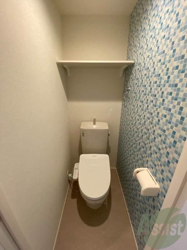 トイレ　トイレは温水洗浄便座付きで上部には収納スペースも！
