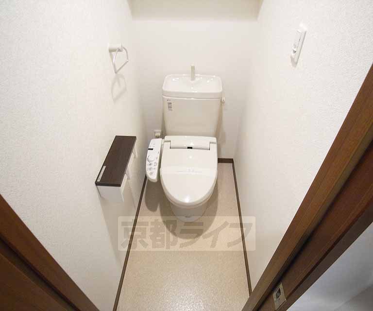 トイレ　嬉しいウォシュレット付き。