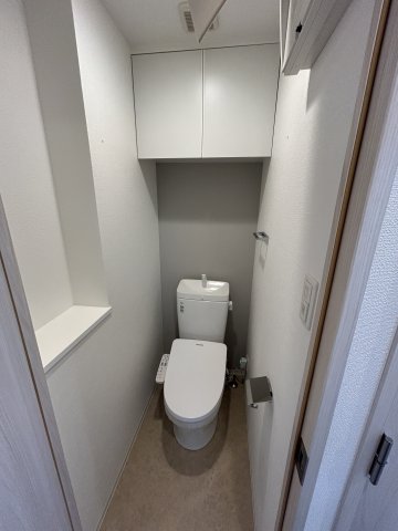 トイレ　落ち着いた色調のトイレです
