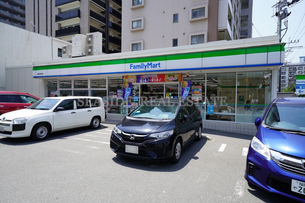 コンビニ　ファミリーマート博多駅東住吉店（コンビニ）まで75m