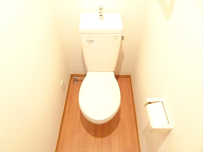 トイレ　落ち着いた色調のトイレです