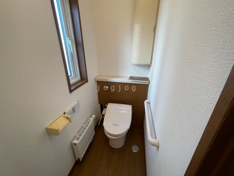 トイレ　嬉しい温水洗浄便座付きのトイレです。