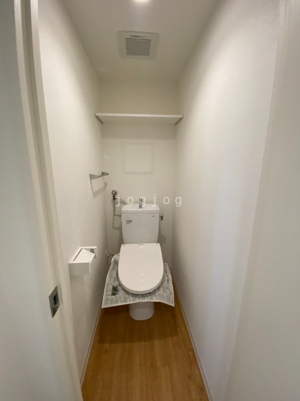 トイレ　嬉しい温水洗浄便座付きのトイレです。