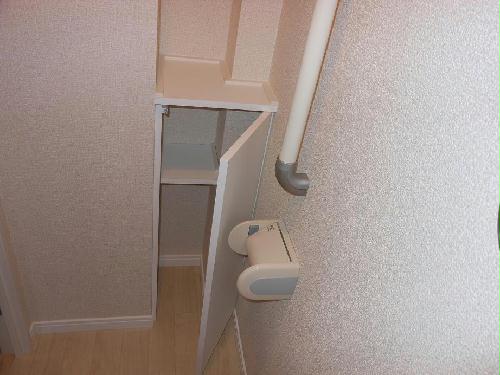 トイレ　トイレ収納。出しておきたくない清掃用具の収納にぴったりです。