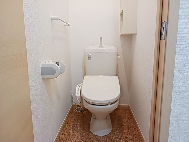 トイレ　温水洗浄便座です。