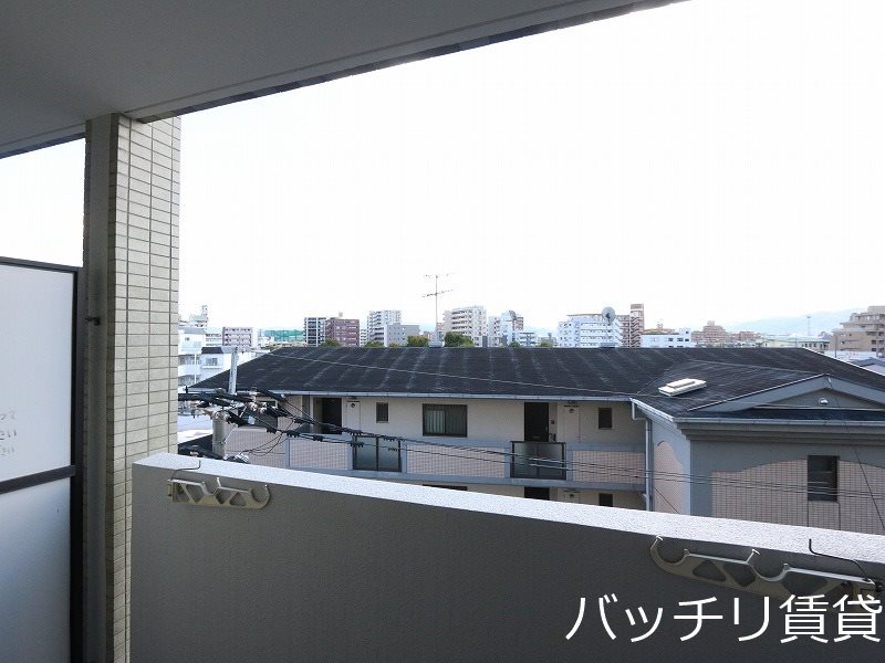 バルコニー　別号室タイプの為、現状を優先致します。