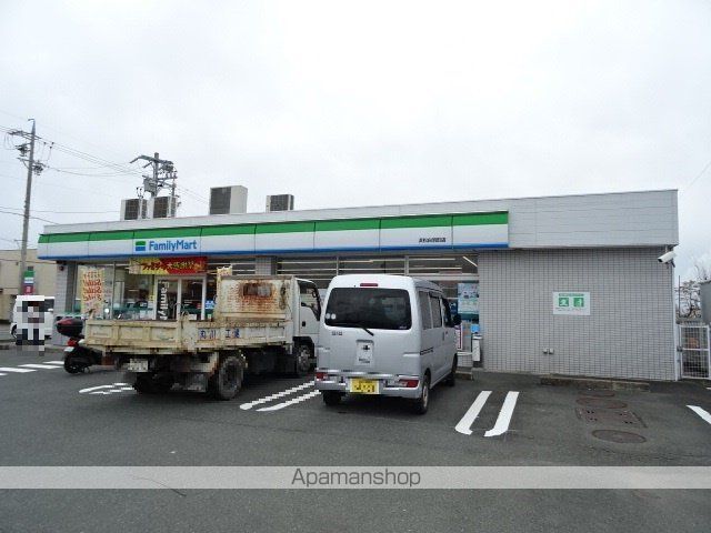 コンビニ　ファミリーマート（コンビニ）まで111m