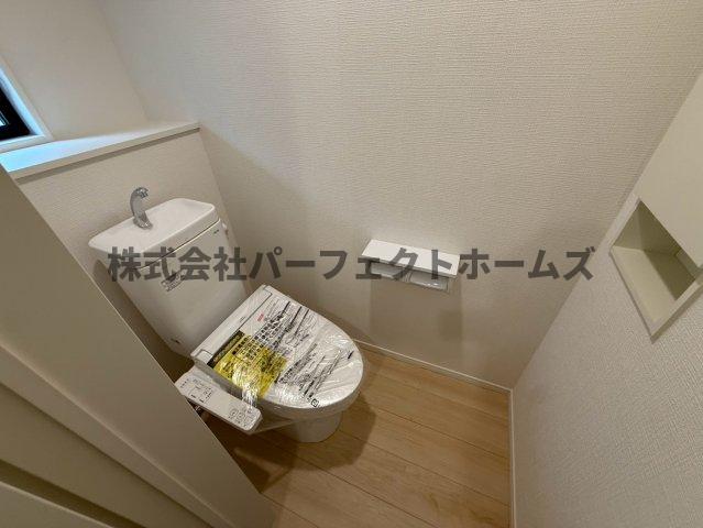 トイレ　落ち着いた色調のトイレです