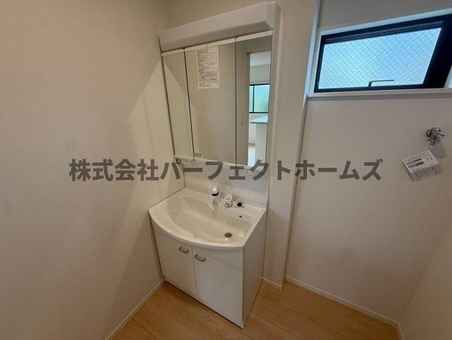 洗面設備　独立洗面台あり、毎朝おしゃれに忙しい女性の方におすすめです