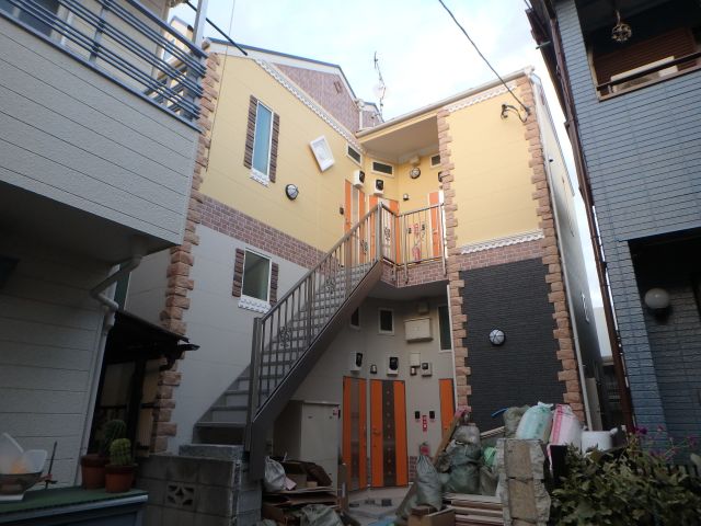 建物外観　2017年完成、南仏プロバンス風のデザイナーズアパート♪