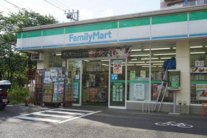 コンビニ　ファミリーマート松山明神台店（コンビニ）まで324m