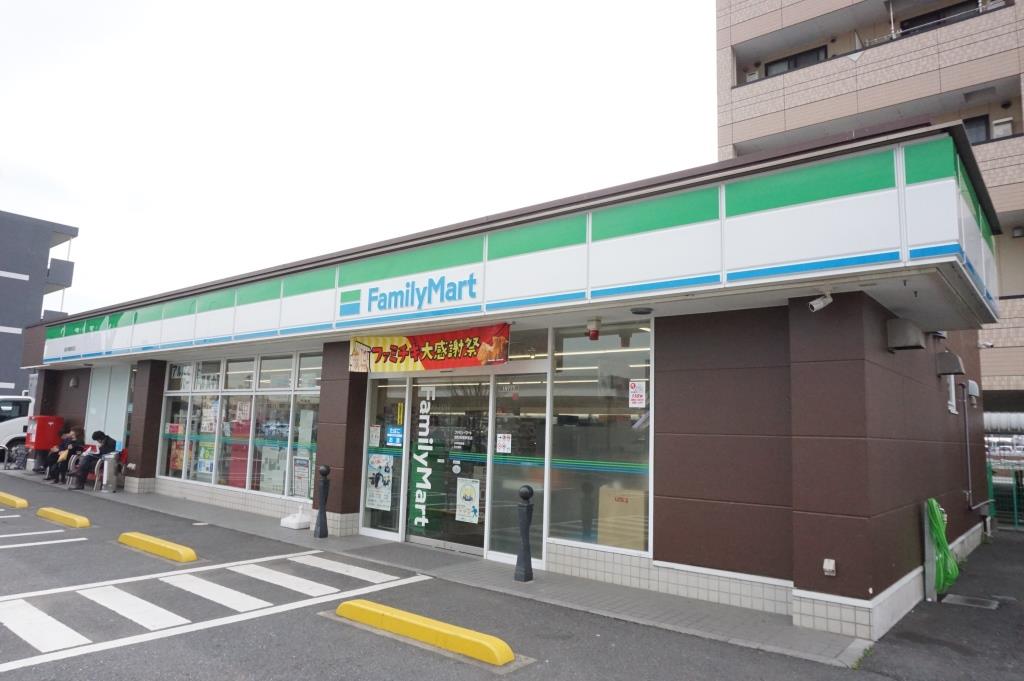 コンビニ　ファミリーマート 浦和美園駅前店（コンビニ）まで161m