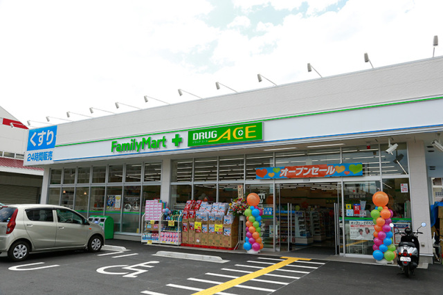 コンビニ　ファミリーマートドラッグエース鶴ケ岡店（コンビニ）まで264m