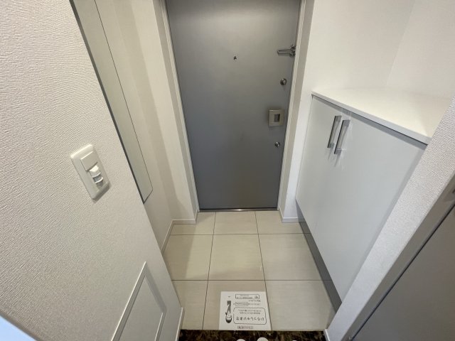 玄関　(参考)同マンション反転タイプ間取りの部屋写真