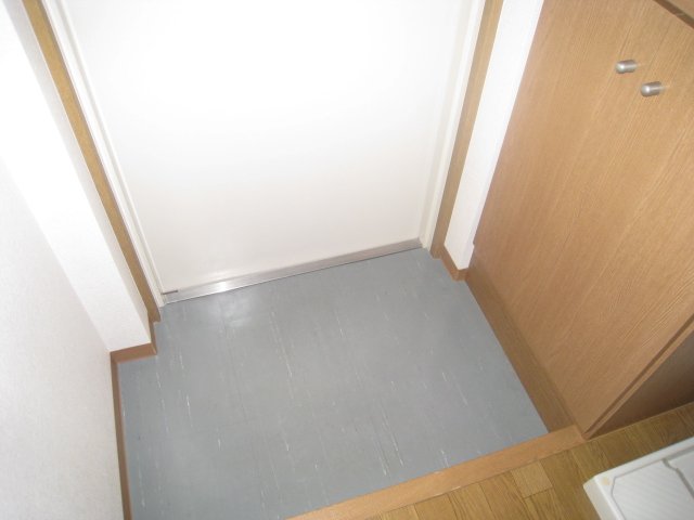 玄関　同物件別号室のものです。