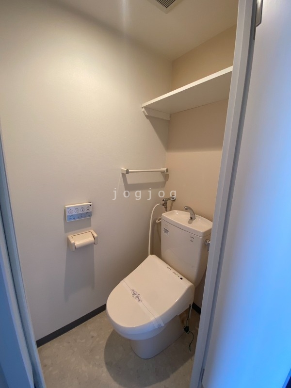 トイレ　嬉しい温水洗浄便座付きのトイレです。