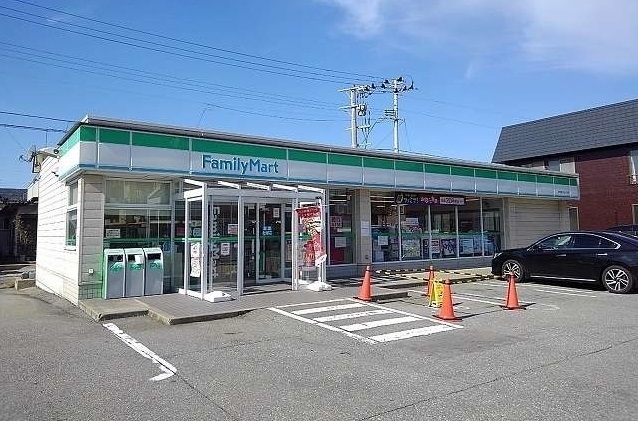 コンビニ　ファミマ　泉中央３丁目店（コンビニ）まで350m