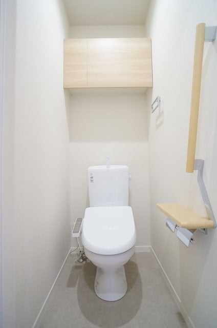 トイレ　落ち着いた色調のトイレです