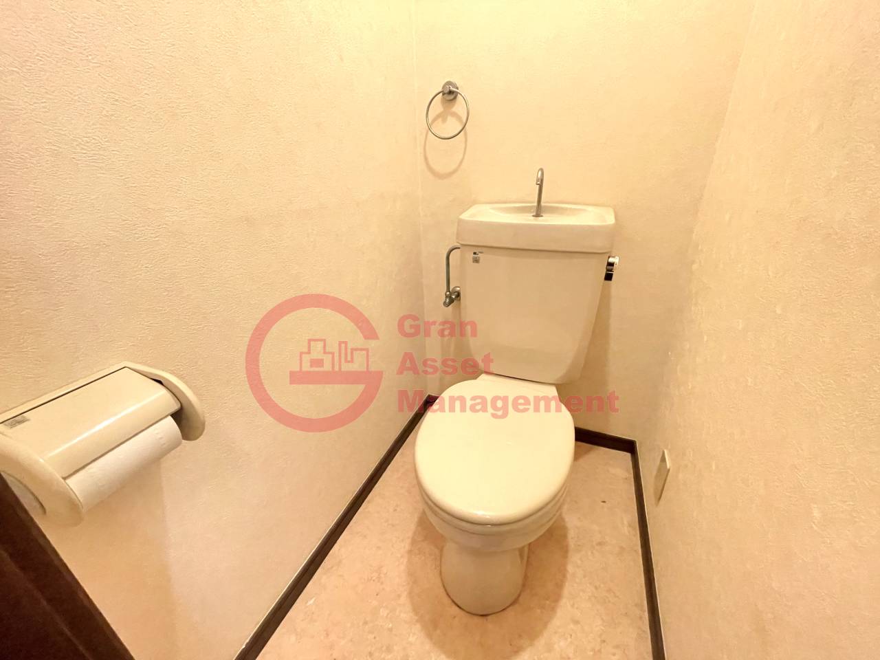 トイレ　落ち着いた色調のトイレです