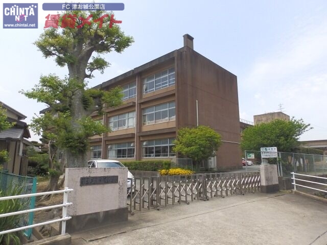 小学校　津市立栗真小学校（小学校）まで885m