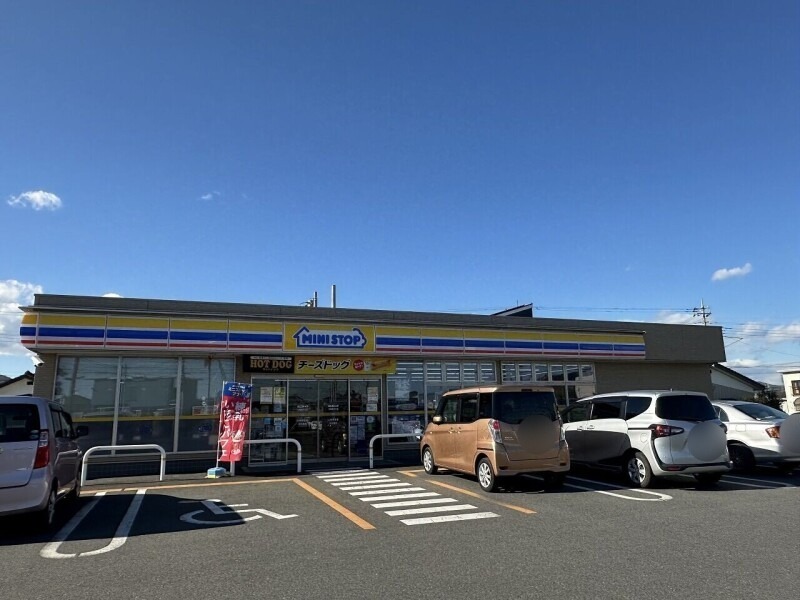 コンビニ　ミニストップ日高南平沢店（コンビニ）まで128m