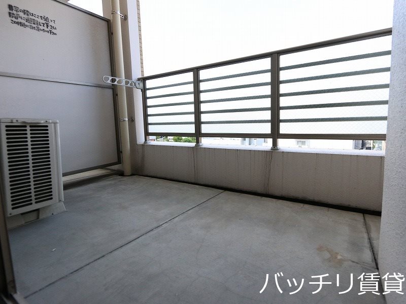バルコニー　別号室タイプの為、現状を優先いたします