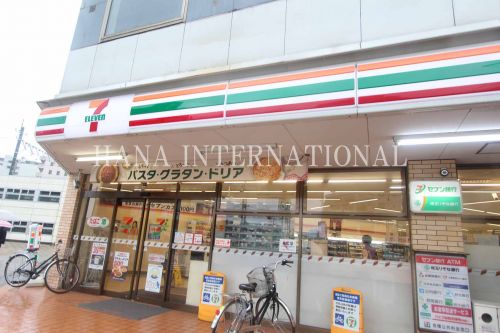 コンビニ　セブンイレブン（コンビニ）まで752m